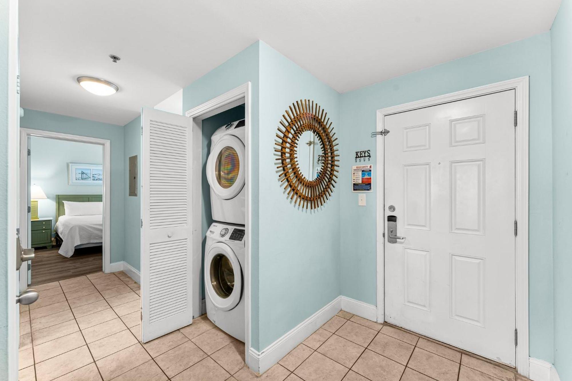 Laketown Wharf 1931 Apartment