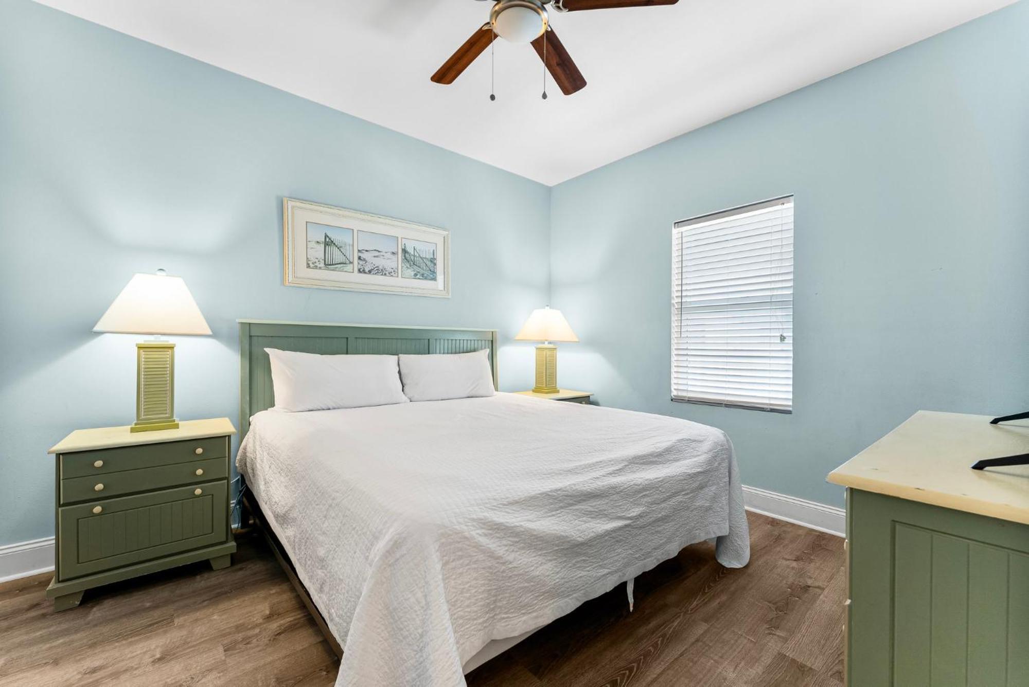 Laketown Wharf 1931 Apartment *